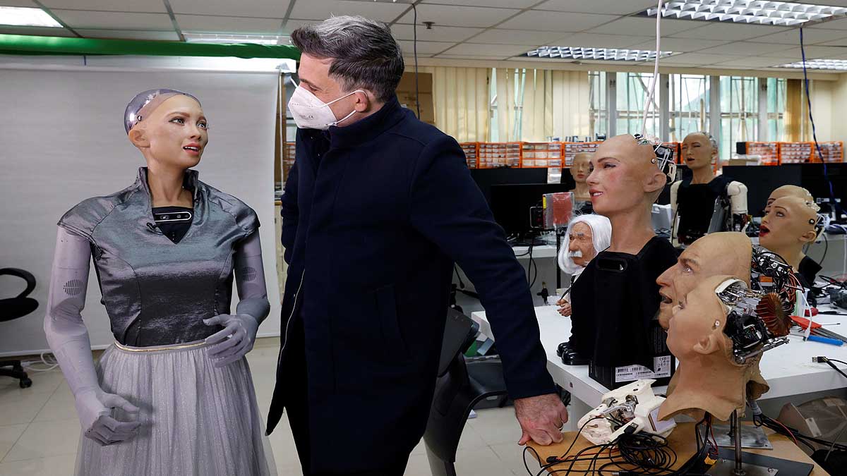 Sophia robot take care of Corona Patients