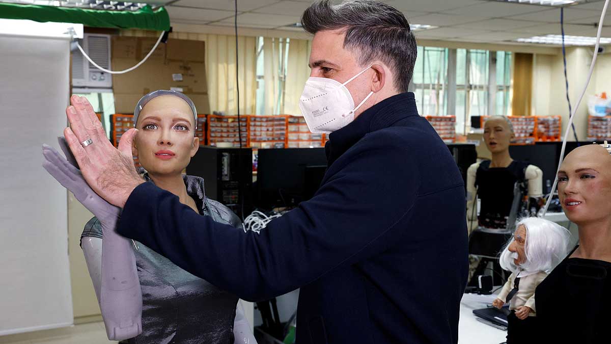 Sophia robot take care of Corona Patients