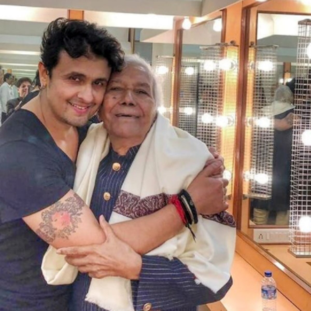 सोनू न‍िगम अपने गुरु उस्ताद गुलाम मुस्तफा खान के साथ 