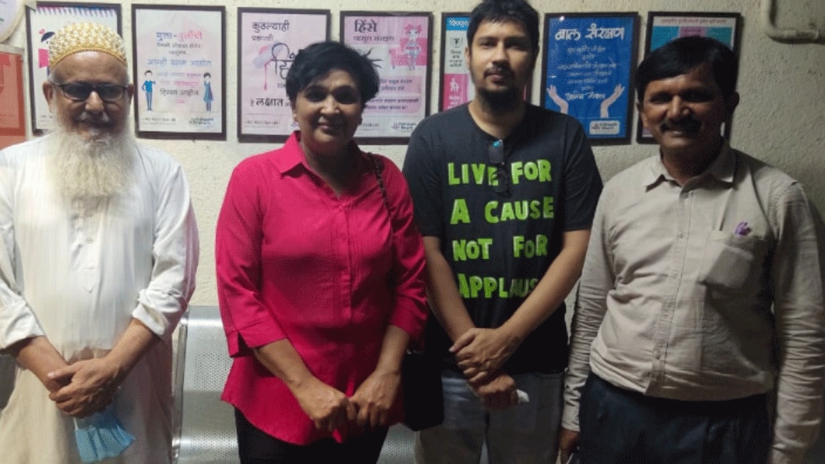 ढोंगी बाबा ने साढ़े 6 लाख रुपये के कबूतर खरीदने को कहा (फोटो आजतक)