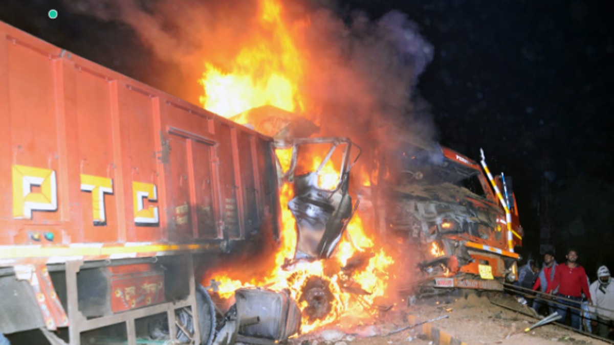 ओवरब्रिज की रेलिंग तोड़ते हुए करीब तीन फीट नीचे लटका.