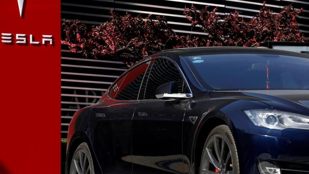 Tesla Inc को रिकॉल करनी होंगी 1,58,000 कारें (फोटो-Reuters)