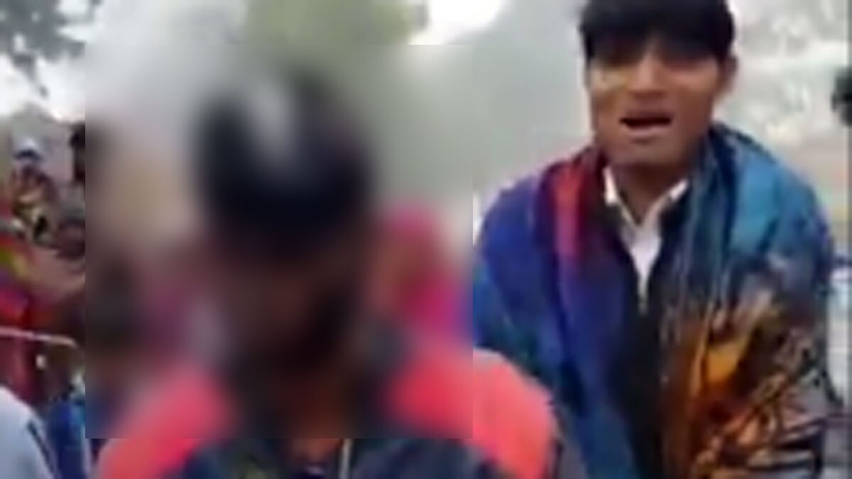  युवक का मुंह काला कर और उसे जूतों की माला पहनाई 