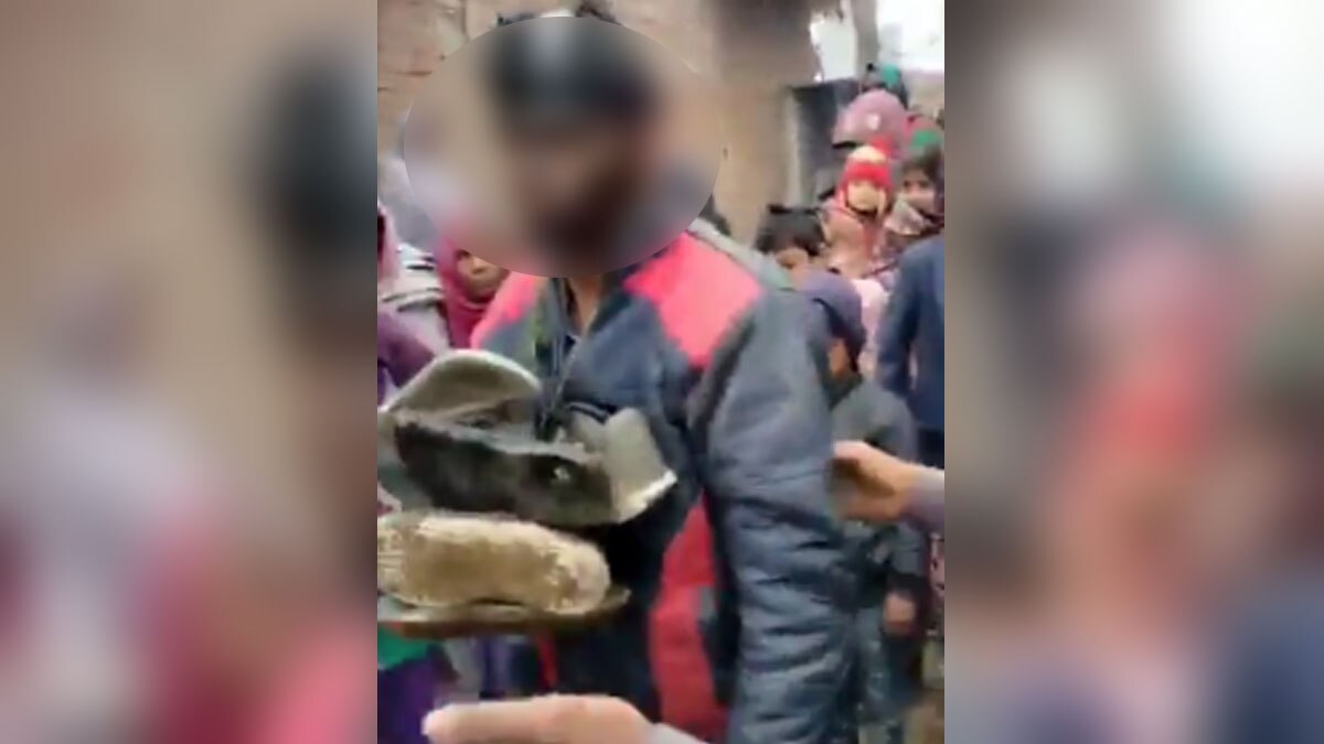 युवक का मुंह काला कर और उसे जूतों की माला पहनाई