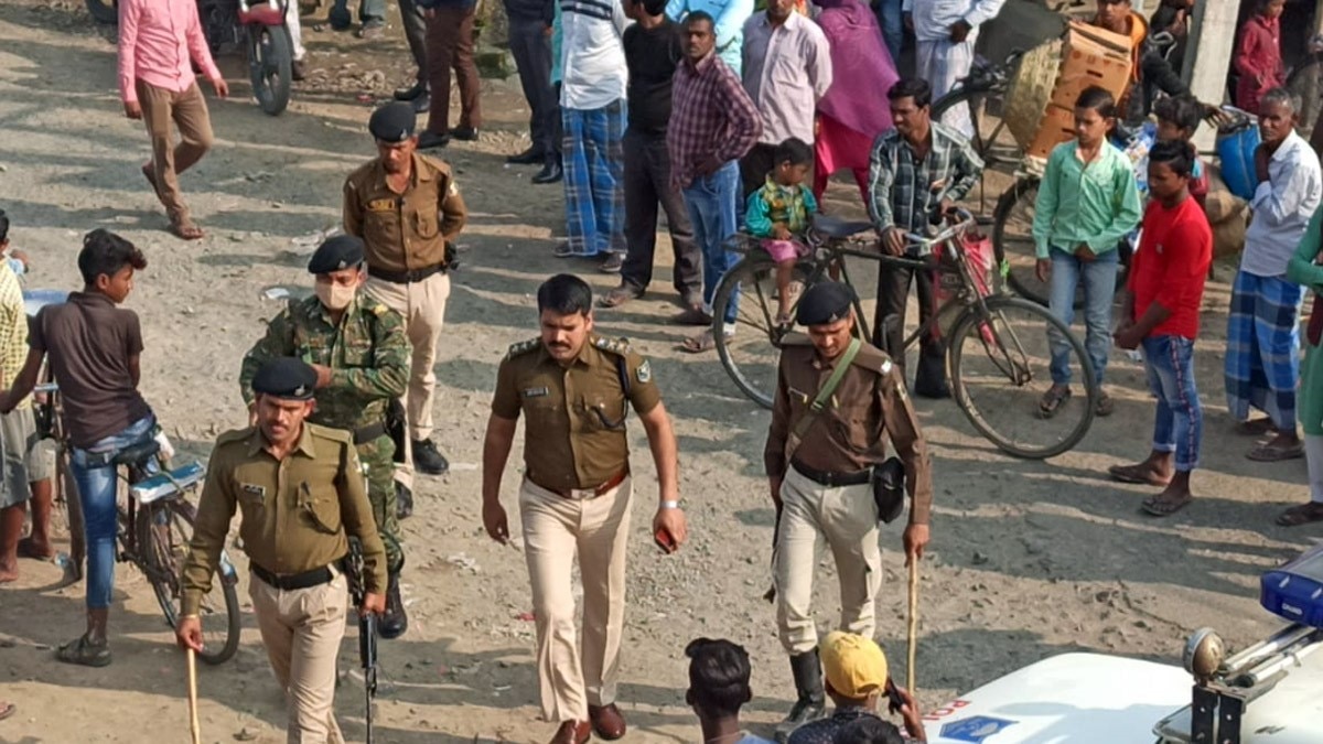 दिनदहाड़े बैंक से लूटे 17 लाख रुपये (फोटो आजतक)