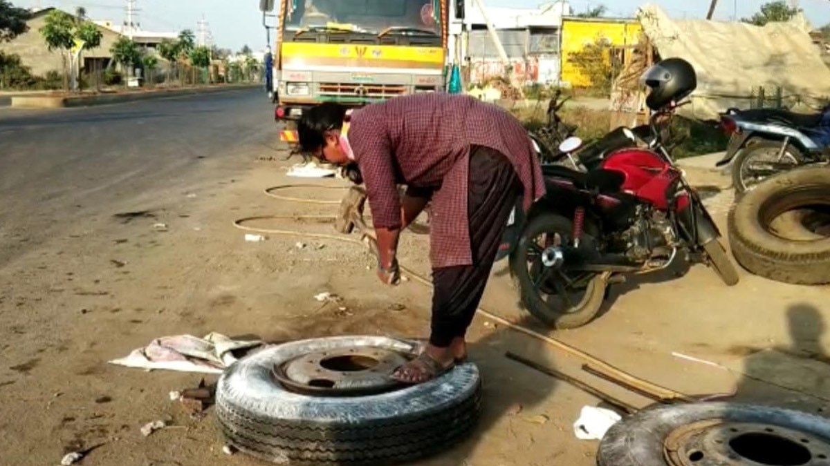 आदिलक्ष्मी  तेलंगाना की महिला ट्रक मैरेनिक (फोटो आजतक)