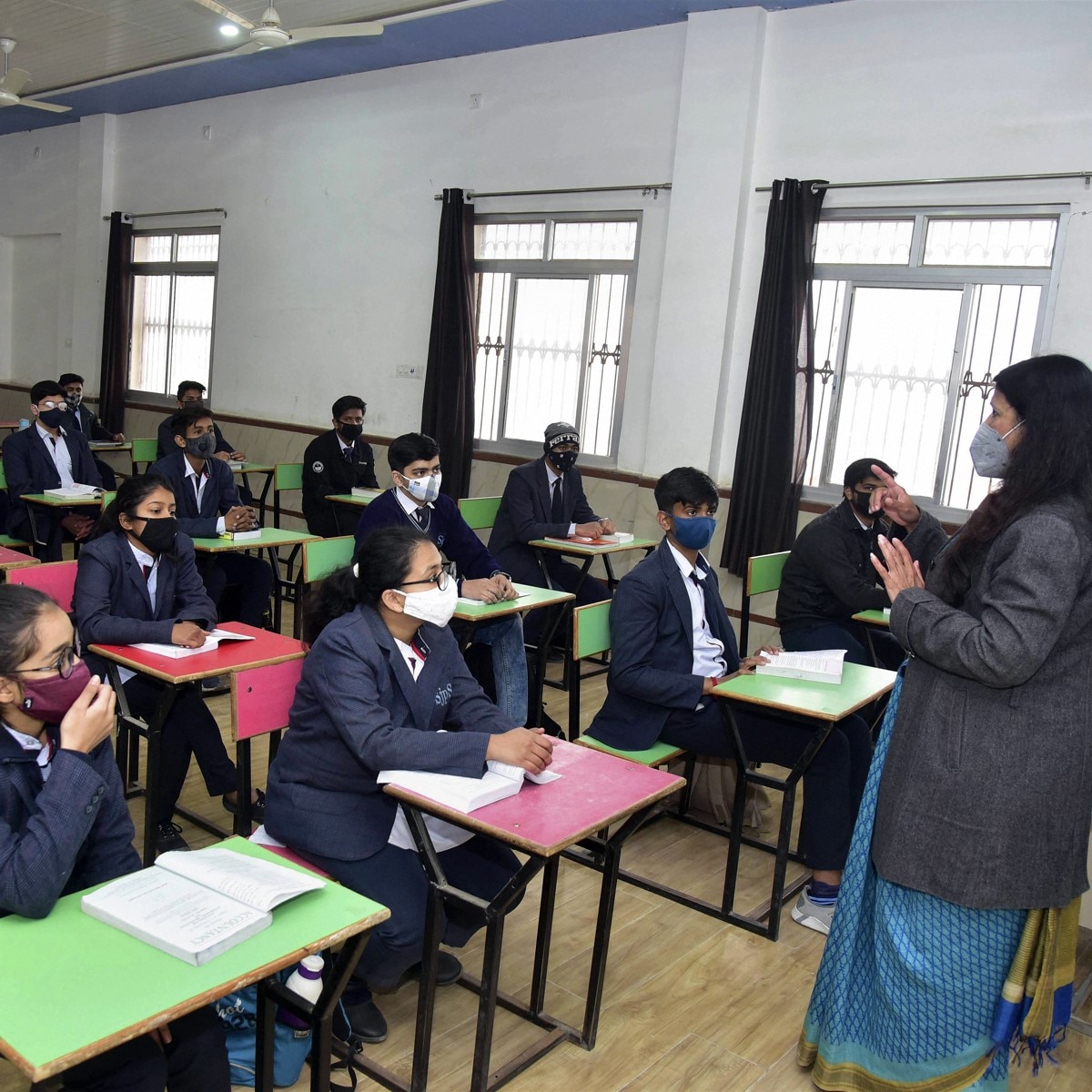 अजमेर के एक स्‍कूल में कुछ ऐसे लगी क्‍लास (Photo: PTI)