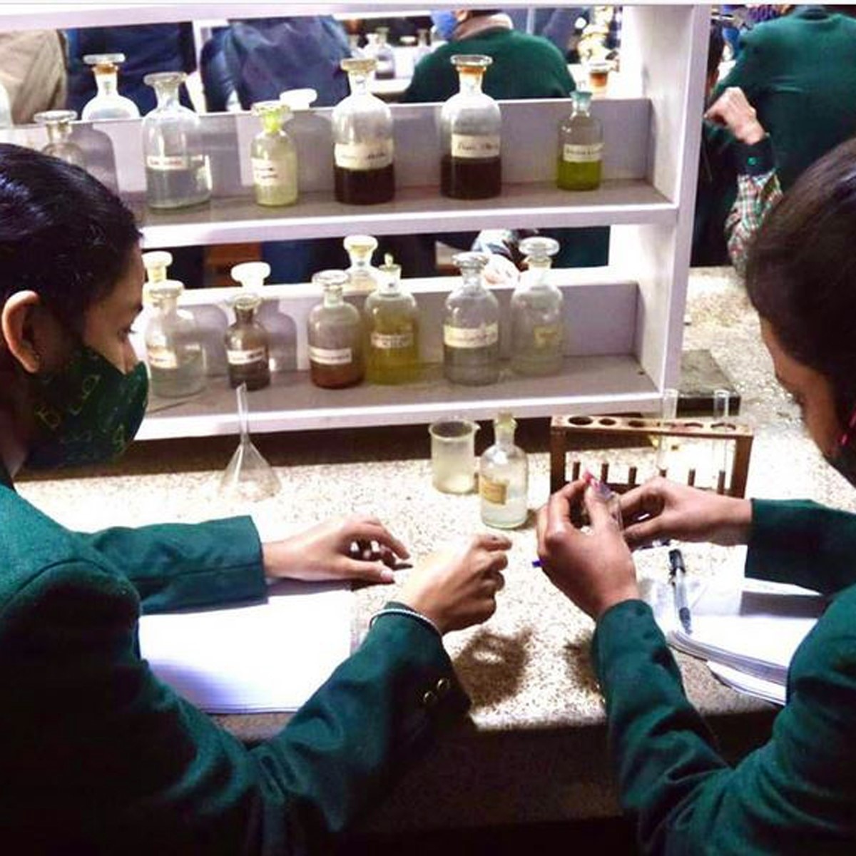 द‍िल्‍ली के एक स्‍कूल की में लैब की फोटो (Photo:Twitter)