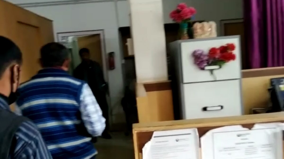 दिनदहाड़े बैंक से लूटे 17 लाख रुपये (फोटो आजतक)