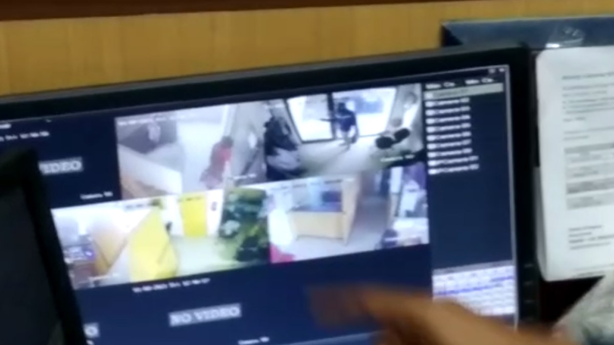 दिनदहाड़े बैंक से लूटे 17 लाख रुपये (फोटो आजतक)