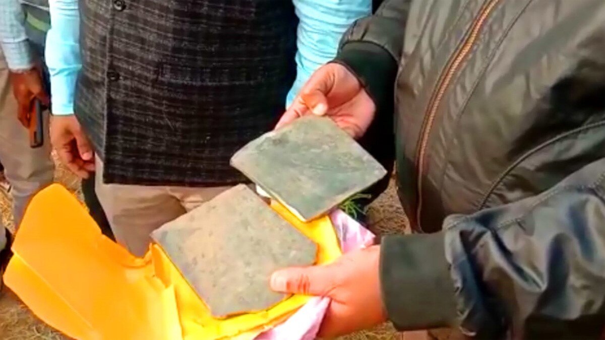  नरेगा खुदाई में निकली सोने जैसी धातु (फोटो आजतक)