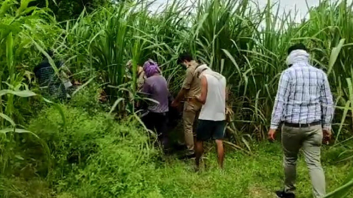 पति की हत्या के आरोप में पुलिस ने महिला को किया गिरफ्तार (फोटो आजतक)