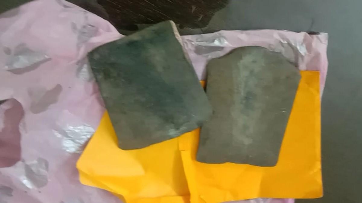  नरेगा खुदाई में निकली सोने जैसी धातु (फोटो आजतक)