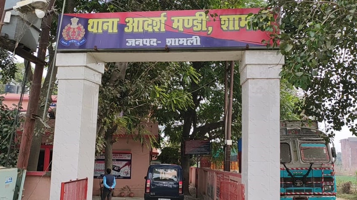 पति की हत्या के आरोप में पुलिस ने महिला को किया गिरफ्तार (फोटो आजतक)