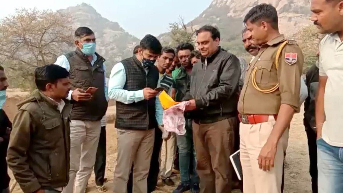  नरेगा खुदाई में निकली सोने जैसी धातु (फोटो आजतक)