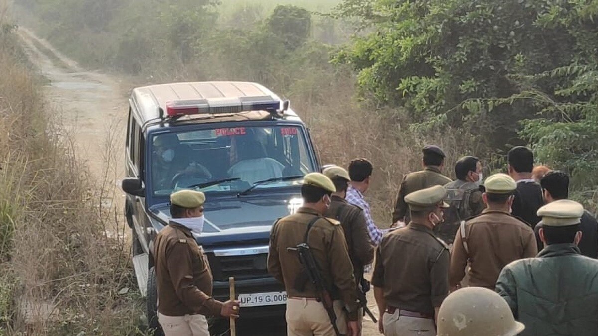 पति की हत्या के आरोप में पुलिस ने महिला को किया गिरफ्तार (फोटो आजतक)