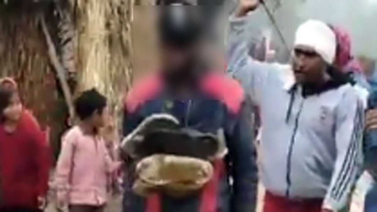  युवक का मुंह काला कर और उसे जूतों की माला पहनाई 