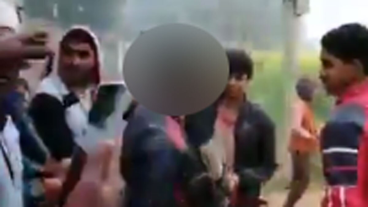  युवक का मुंह काला कर और उसे जूतों की माला पहनाई 