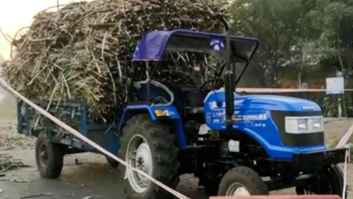 सड़क हादसे में 6 माह की बच्ची बची (फोटो आजतक)