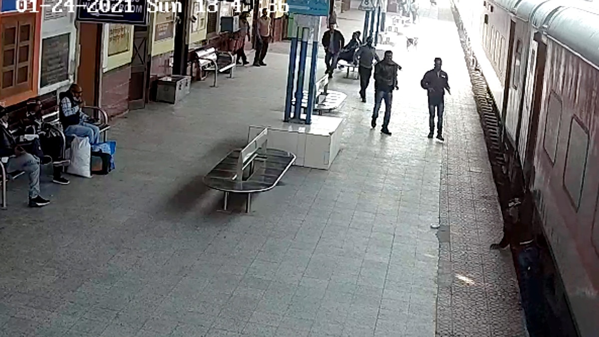 ट्रेन में चढ़ने की कोशिश तो प्‍लेटफार्म के नीचे गिरा युवक