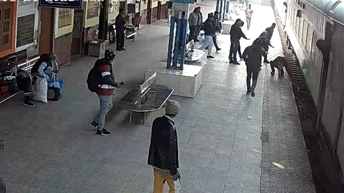 ट्रेन में चढ़ने की कोशिश तो प्‍लेटफार्म के नीचे गिरा युवक