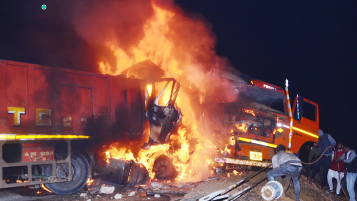 डीजल टैंक के विस्फोट में जिंदा जल गए लोग, सड़क पर बहने लगी आग.