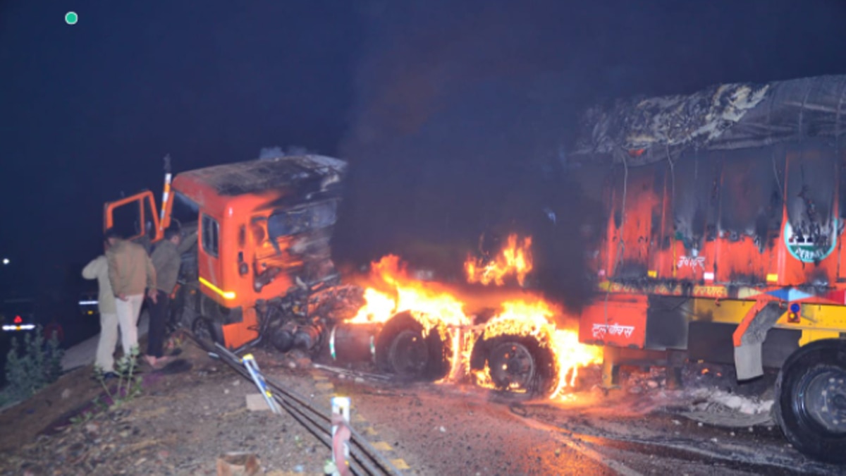 लोहा इतना गर्म कि देर रात तक नहीं निकाल सके शव.