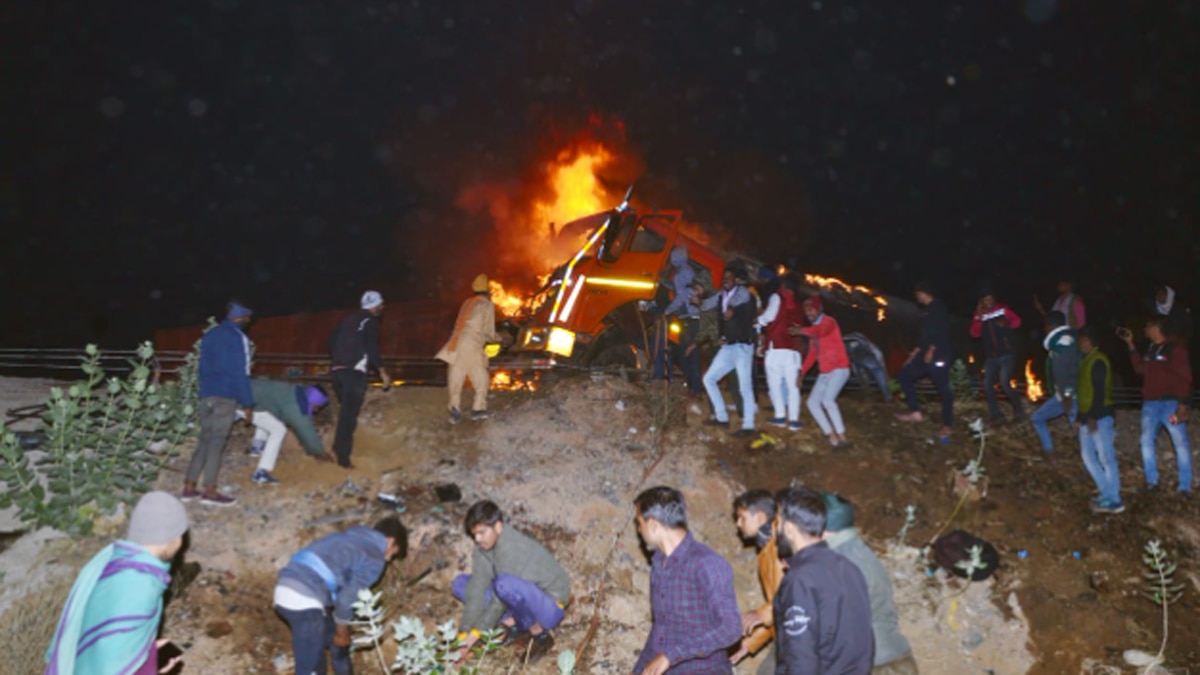 ओवरब्रिज की रेलिंग तोड़ते हुए करीब तीन फीट नीचे लटका.