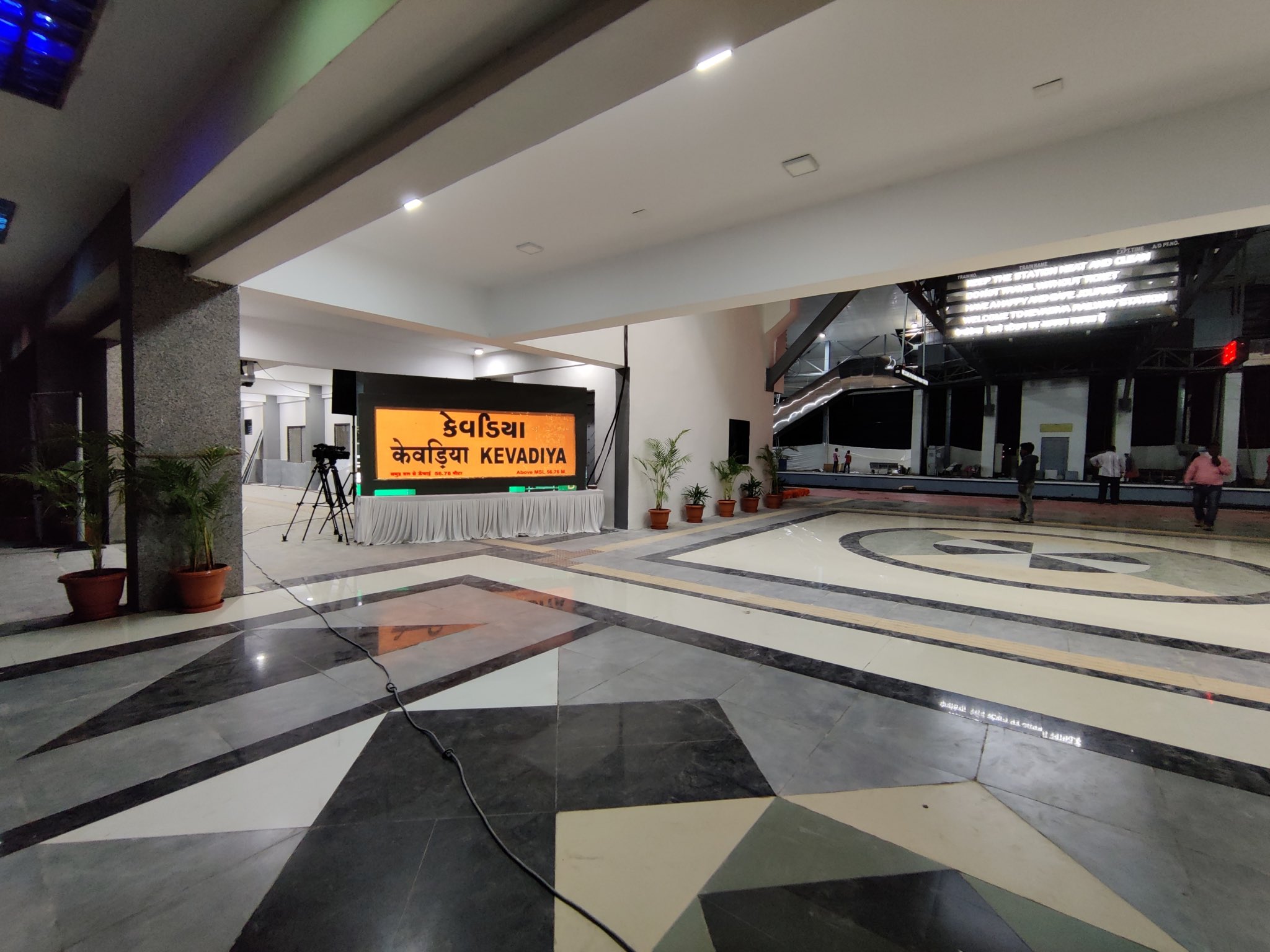 कोच में हॉट केस जैसी सुविधाएं