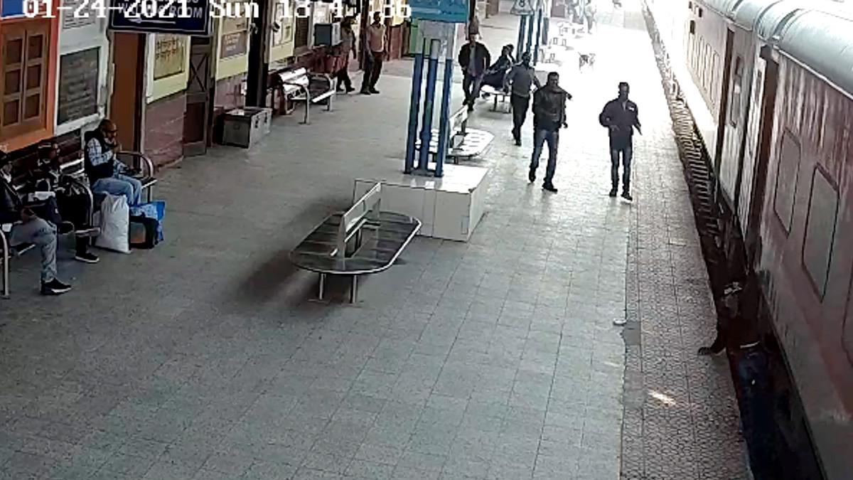 ट्रेन के नीचे आया युवक.