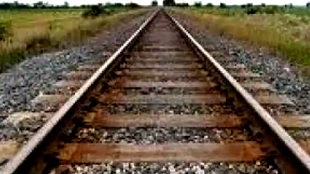 रेलवे ट्रैक के किनारे मिला नाबालिग प्रेमी जोड़े का शव, पास में पड़ा था 312 बोर का तमंचा