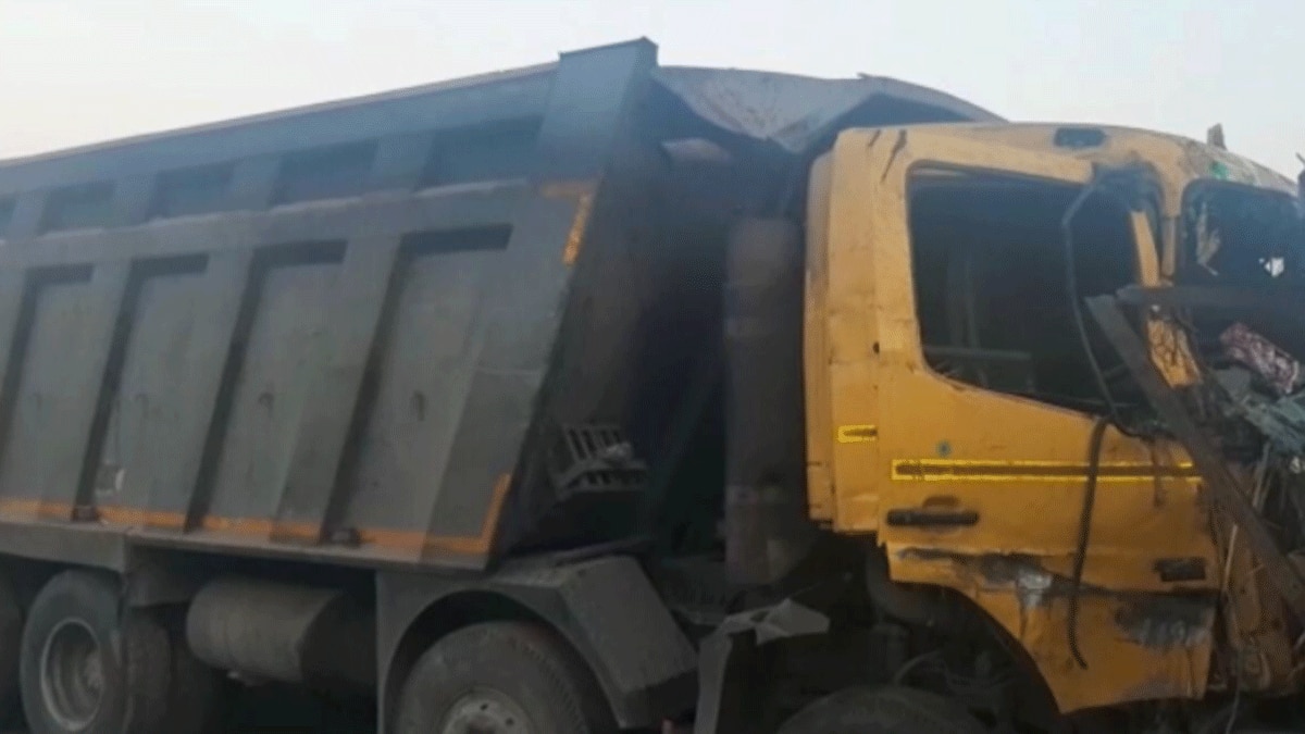 सड़क हादसे में 6 माह की बच्ची बची (फोटो आजतक)