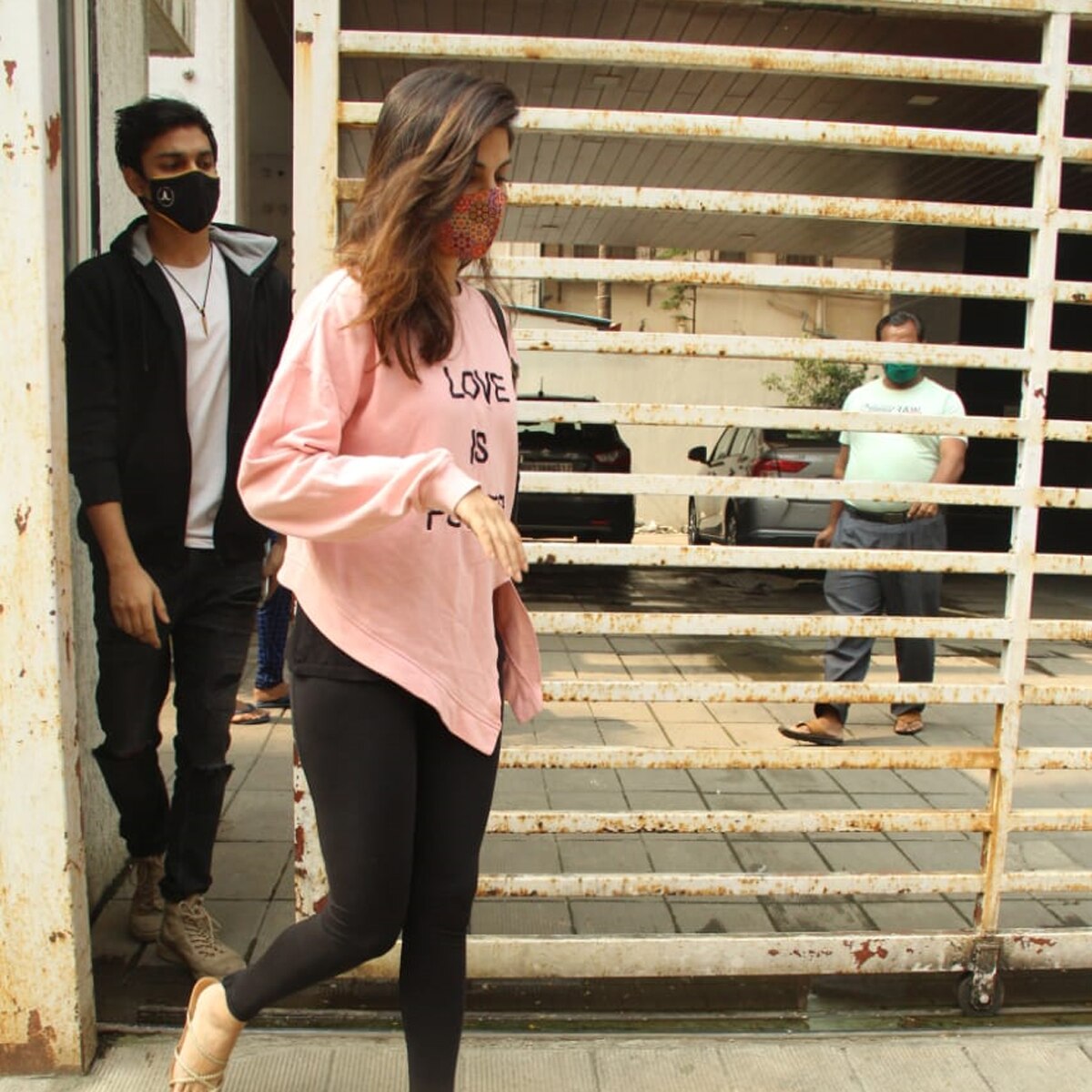 र‍िया चक्रवर्ती-शोव‍िक चक्रवर्ती  