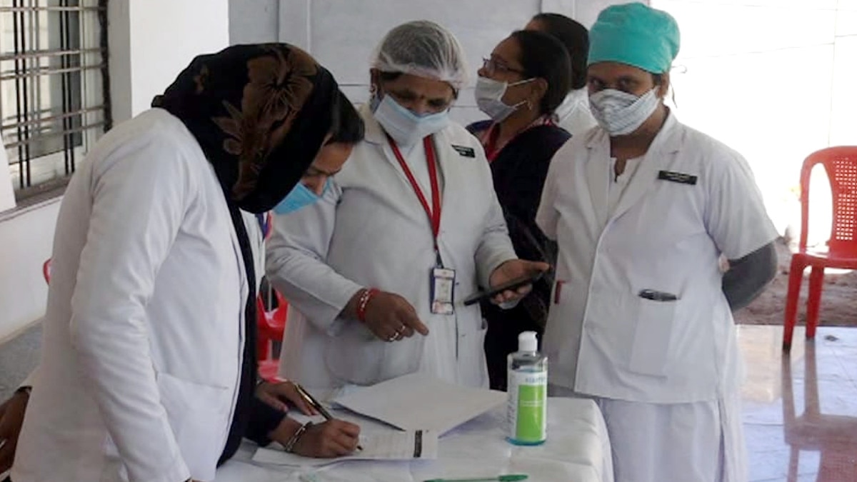 नर्स को लगी कोरोना वैक्सीन, अगले दिन टेस्‍ट में आ गई पॉजिटिव