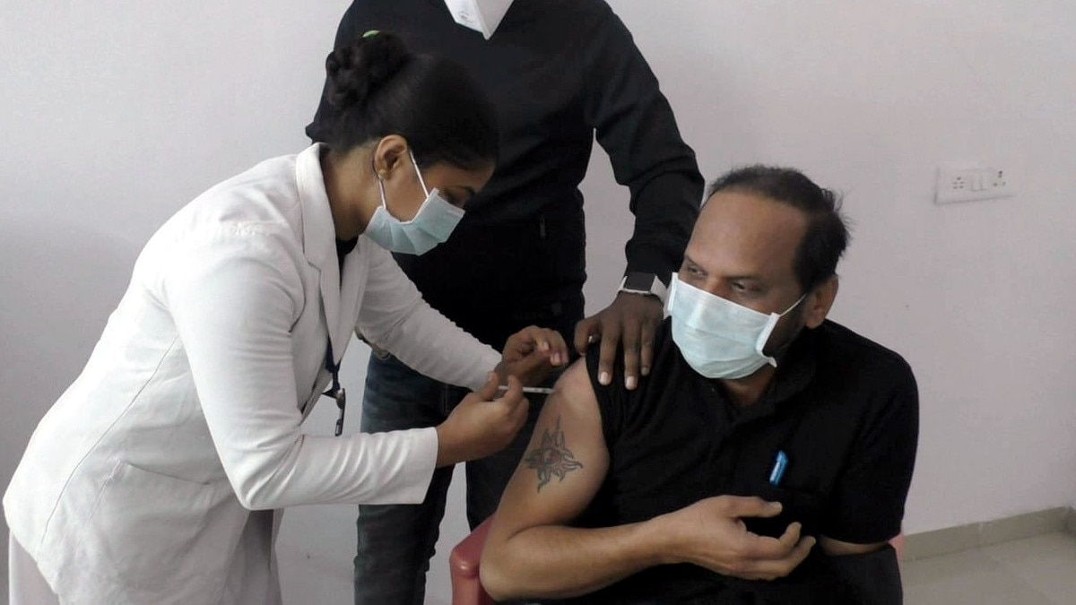 नर्स को लगी कोरोना वैक्सीन, अगले दिन टेस्‍ट में आ गई पॉजिटिव