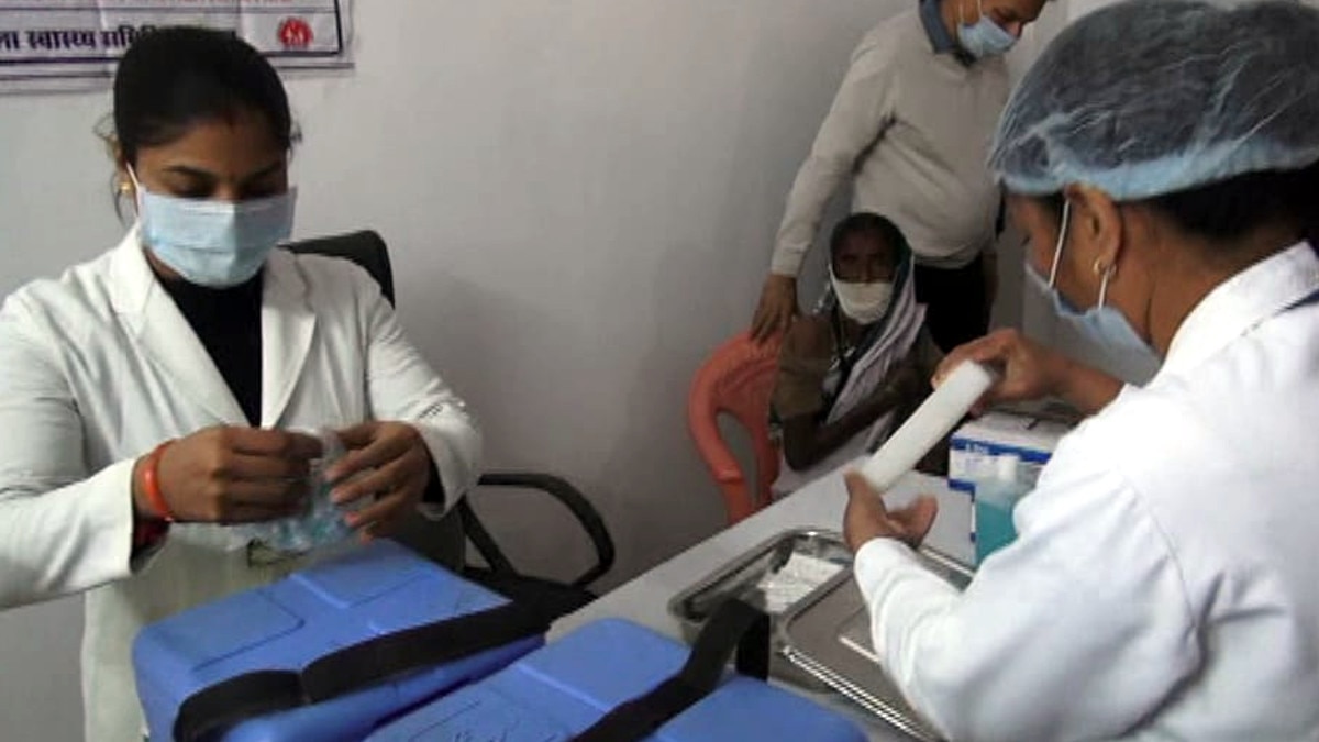 नर्स को लगी कोरोना वैक्सीन, अगले दिन टेस्‍ट में आ गई पॉजिटिव