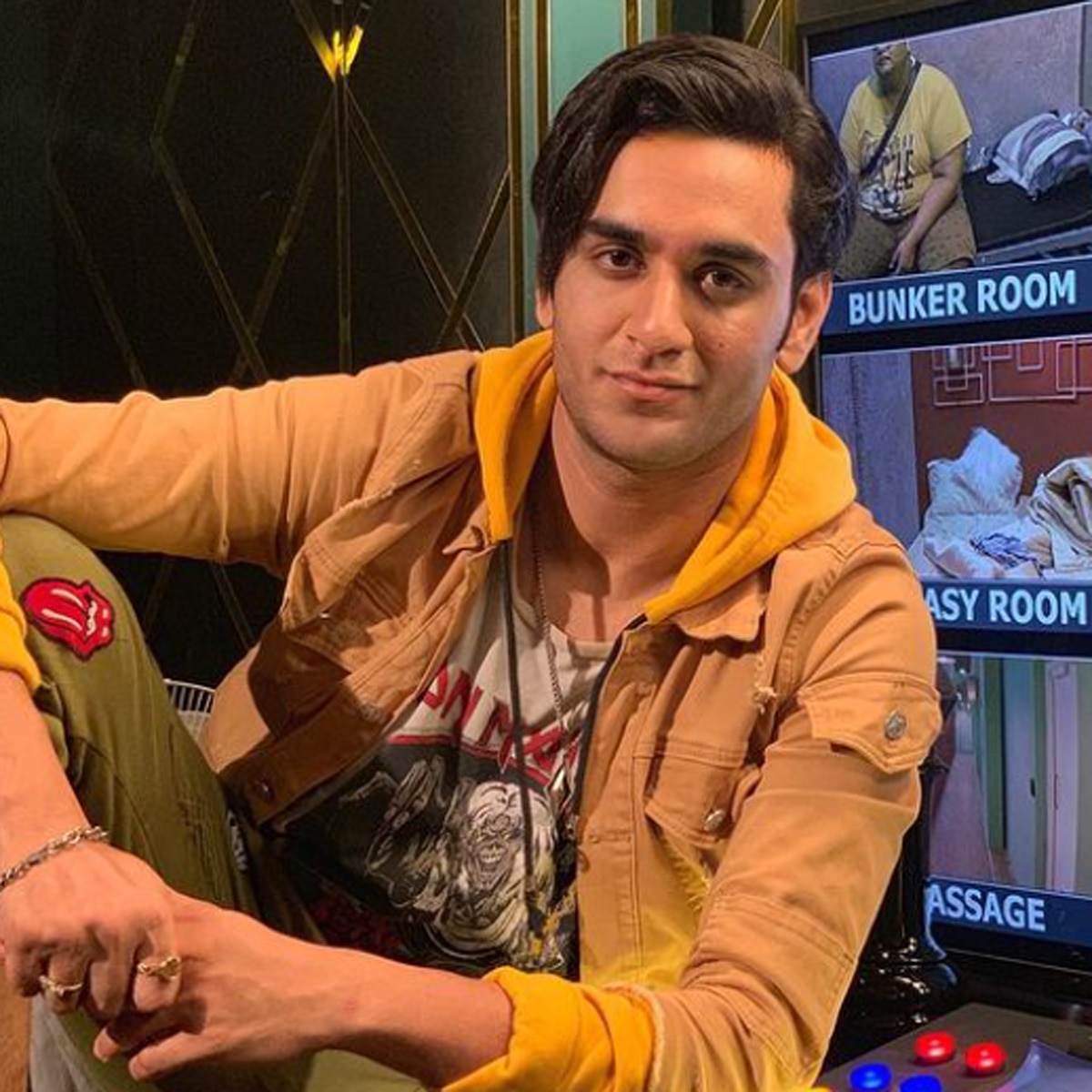  विकास गुप्ता 