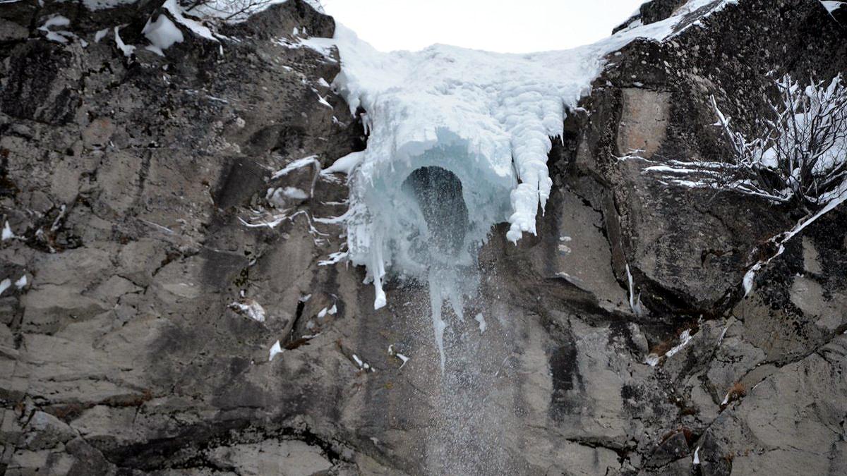 Frozen Vilyuchinksy Waterfall breaks apart kills one