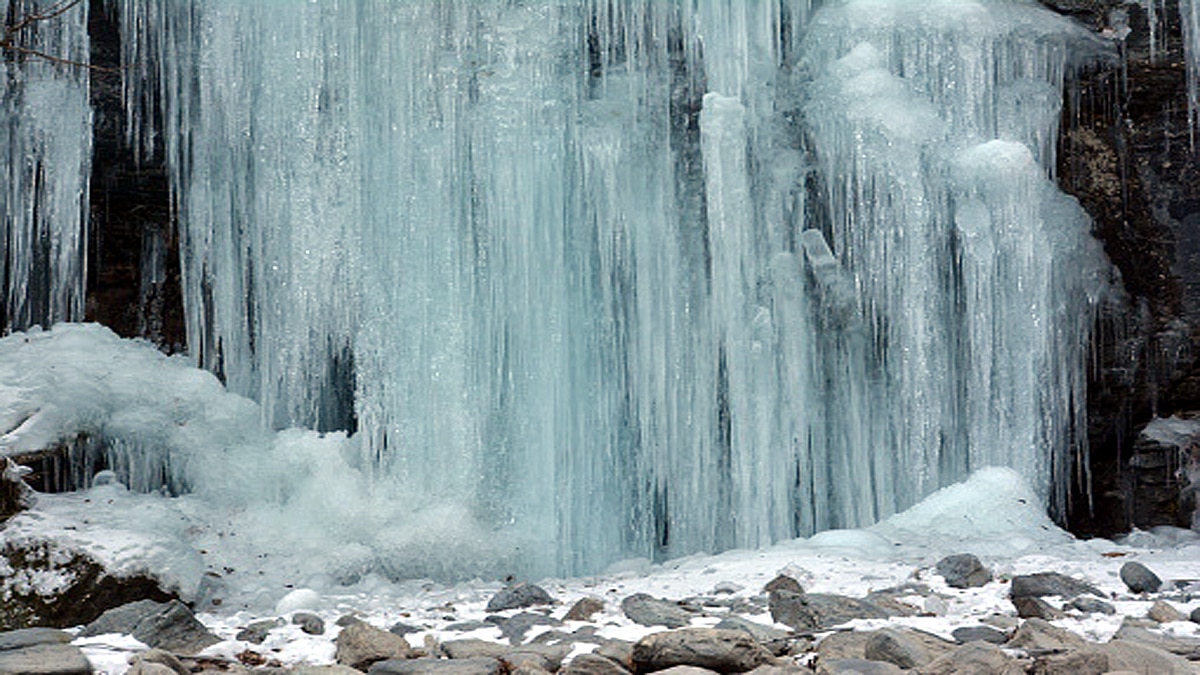 Frozen Vilyuchinksy Waterfall breaks apart kills one