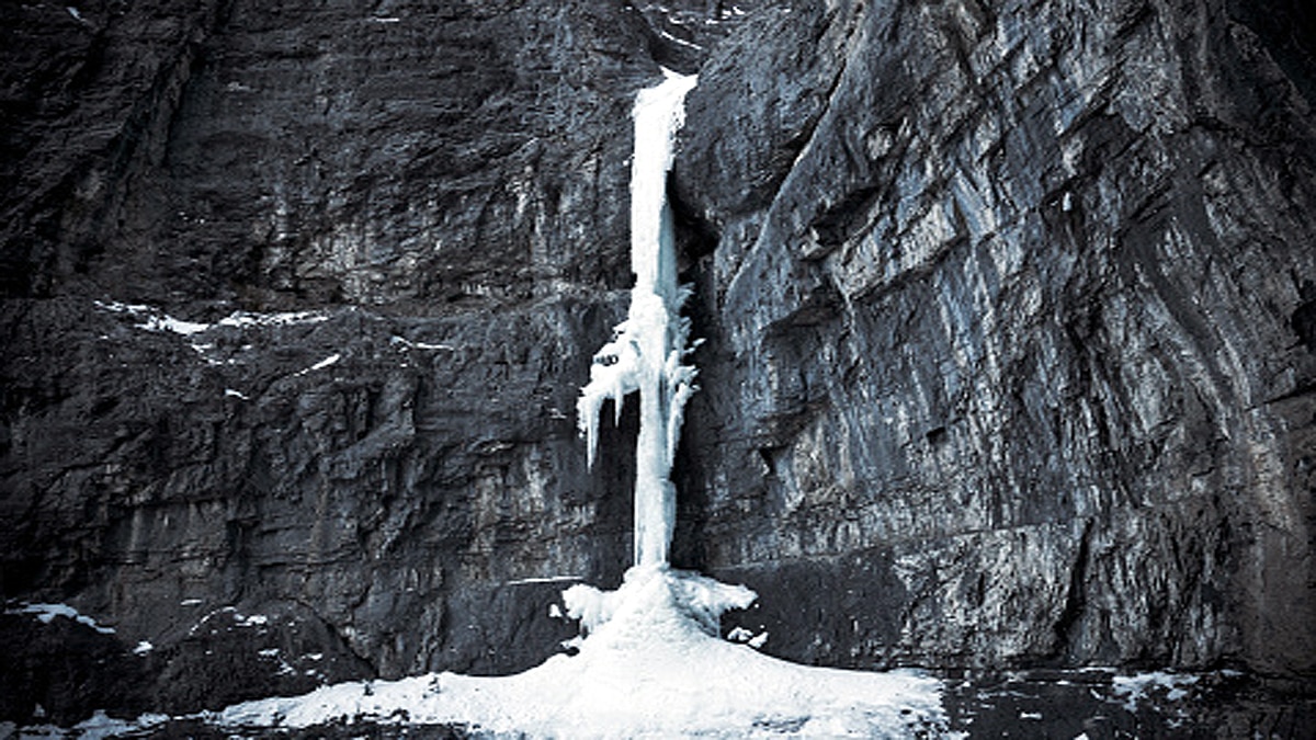 Frozen Vilyuchinksy Waterfall breaks apart kills one