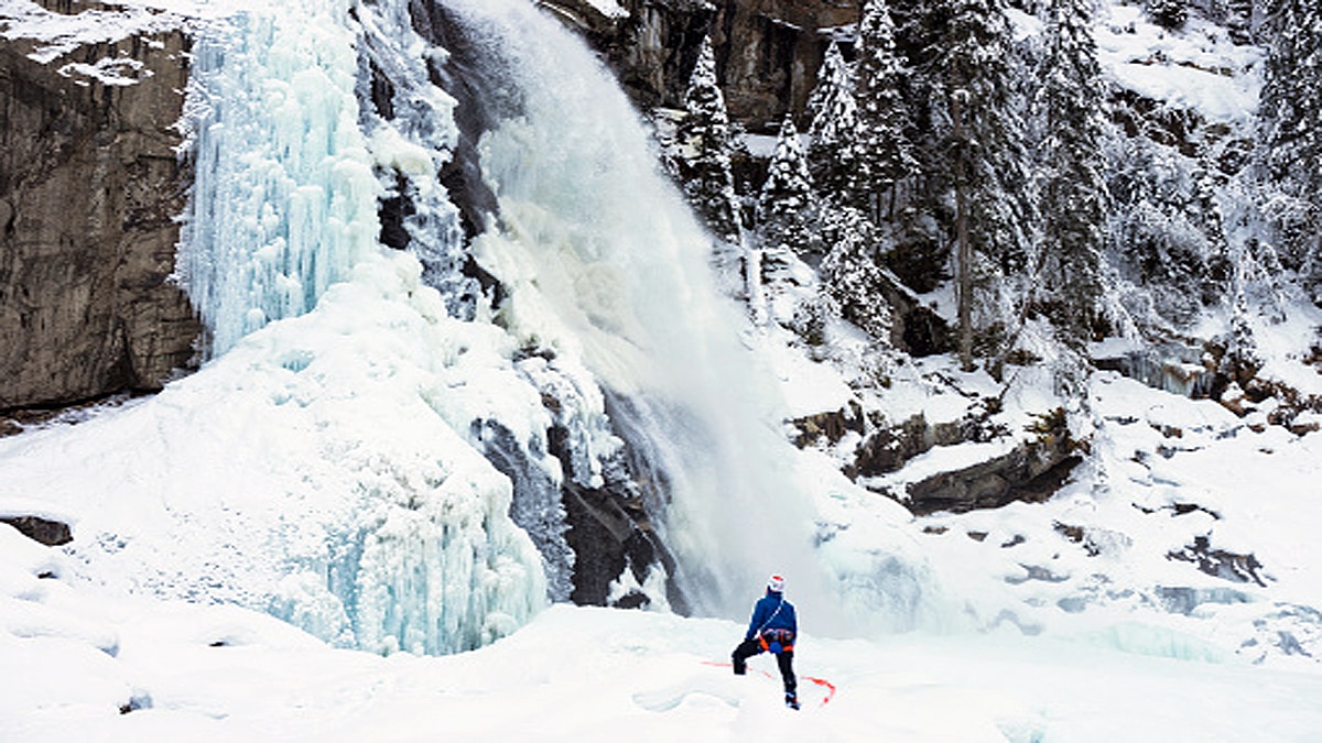 Frozen Vilyuchinksy Waterfall breaks apart kills one