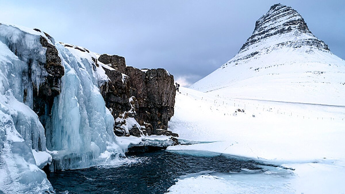 Frozen Vilyuchinksy Waterfall breaks apart kills one
