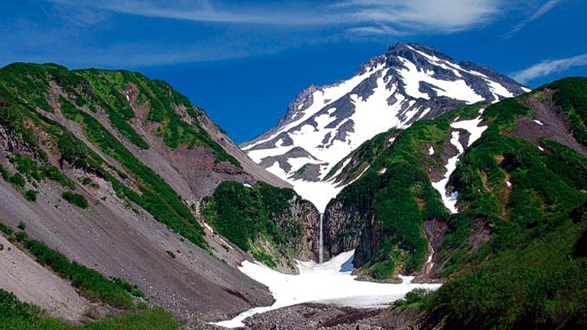 Frozen Vilyuchinksy Waterfall breaks apart kills one