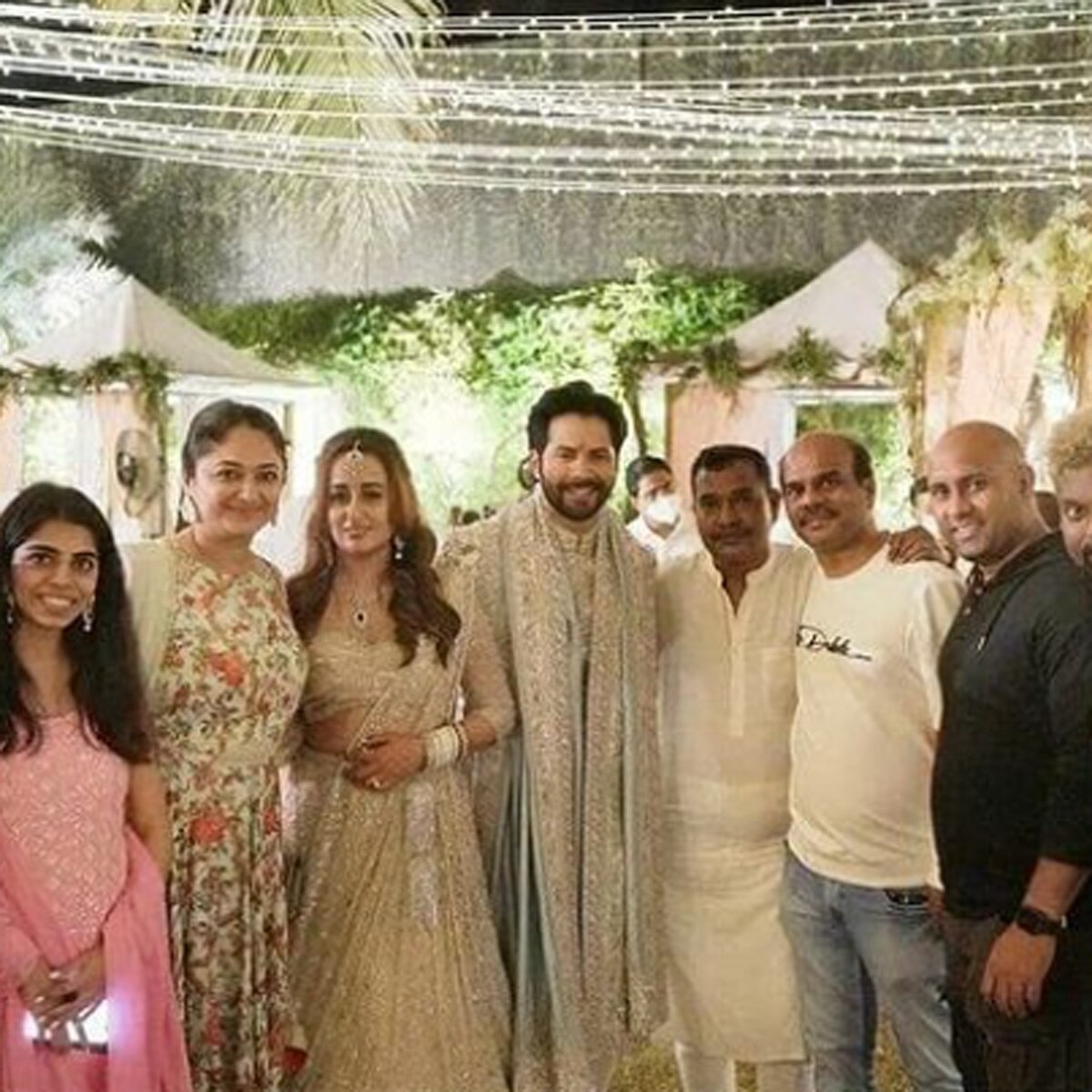 वरुण-नताशा मेहमानों के साथ 