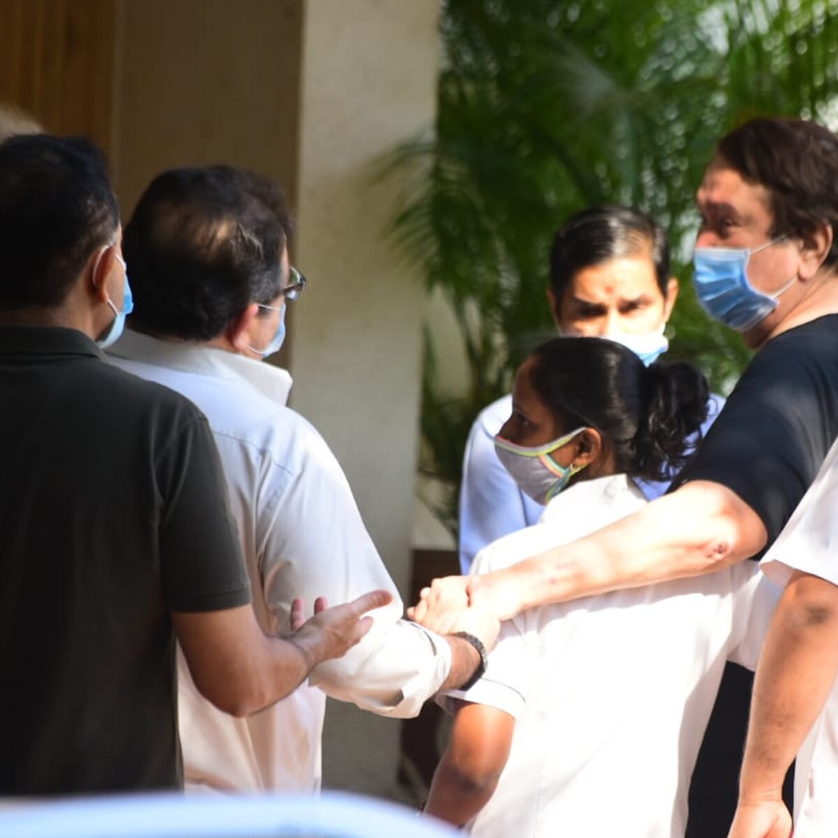 दुख की घड़ी में एक साथ कपूर परिवार