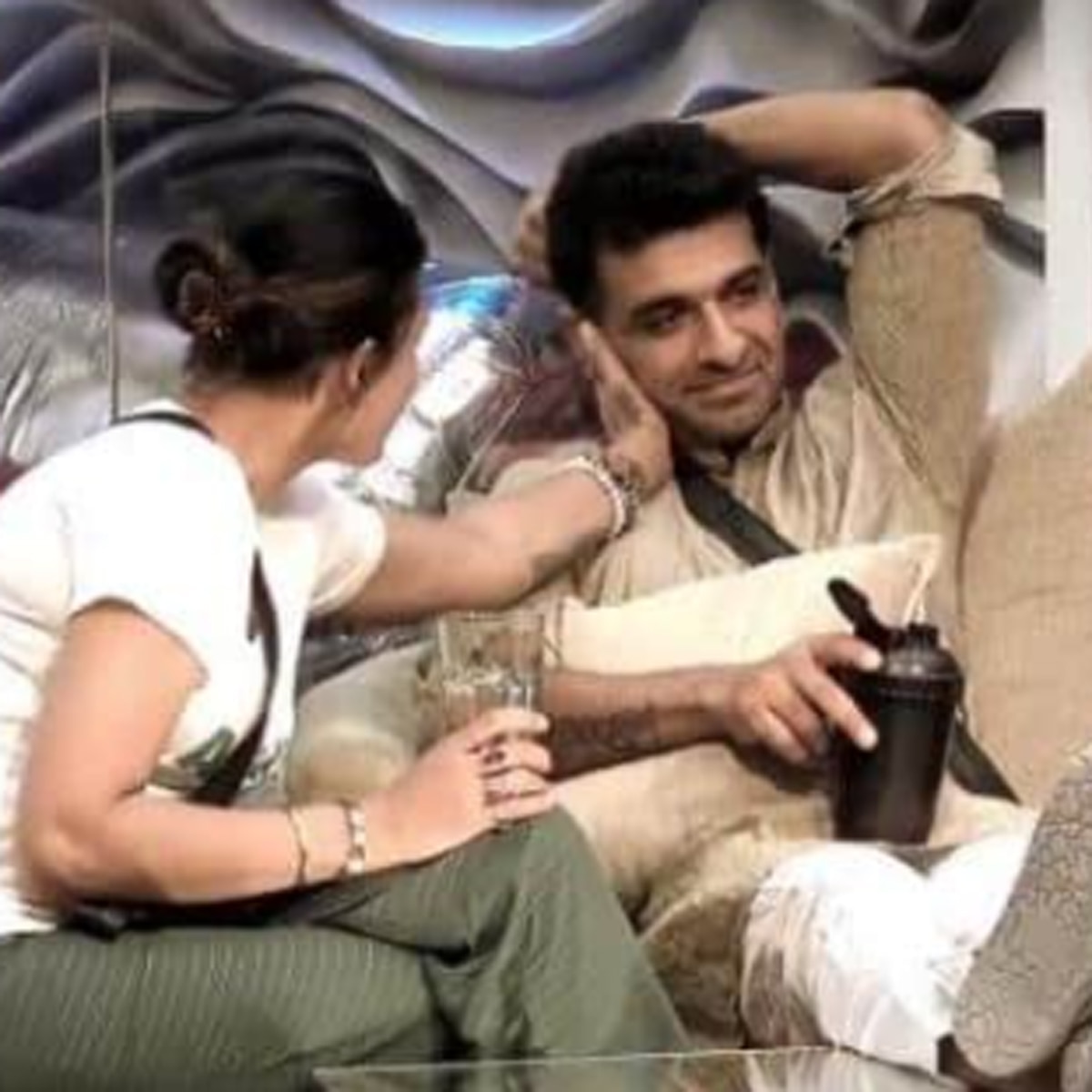 पवित्रा और एजाज