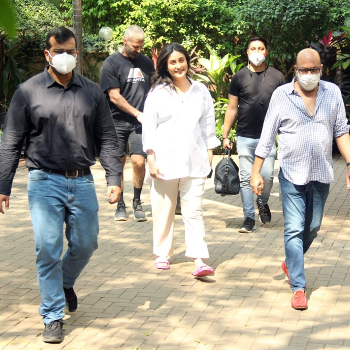 करीना कपूर टीम के साथ 