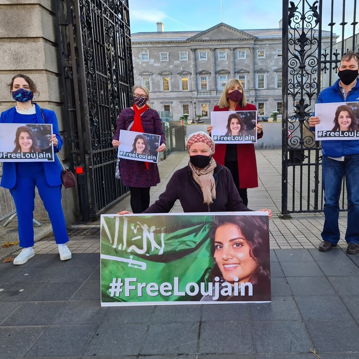 लोजैन की रिहाई के लिए प्रदर्शन करते लोग