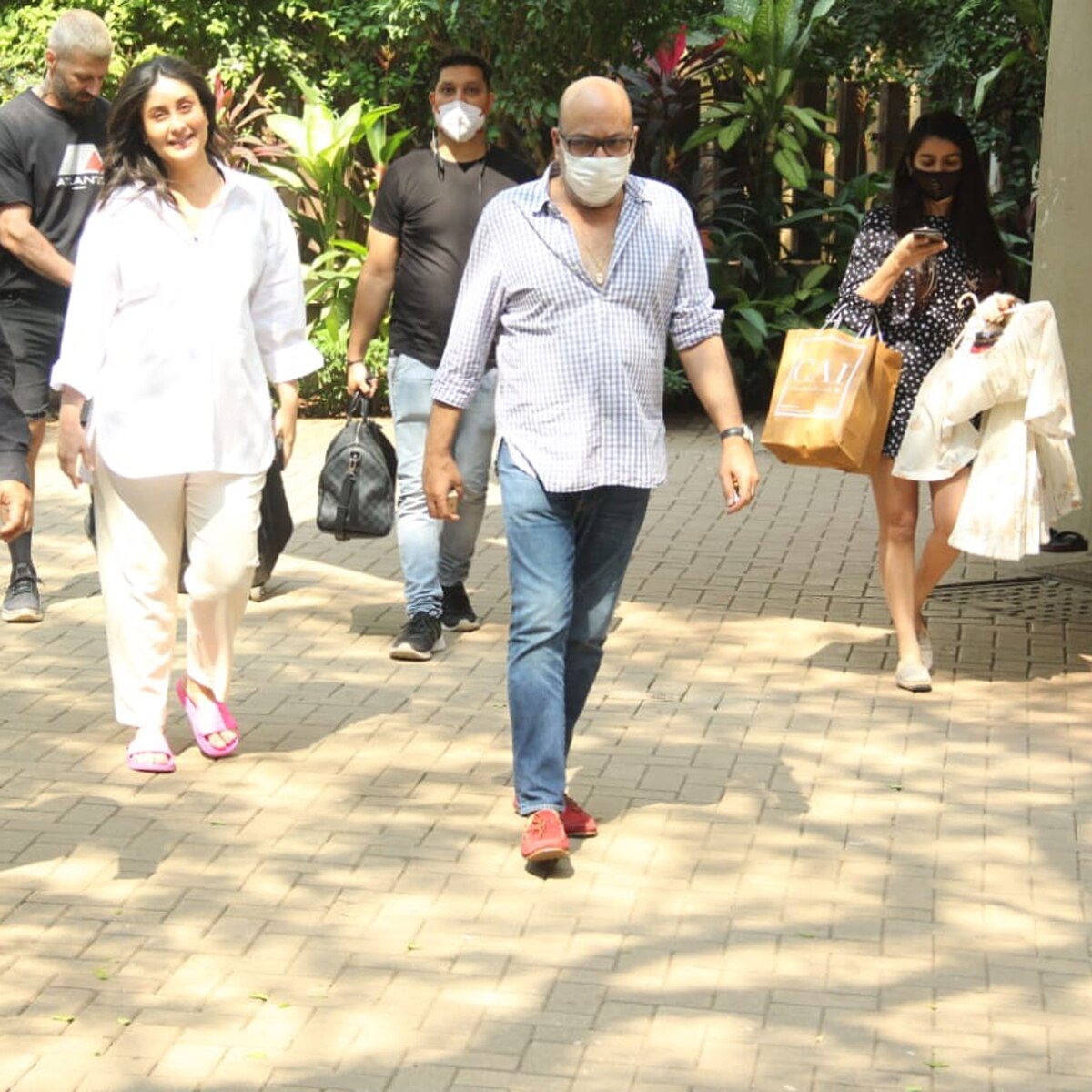 करीना कपूर टीम के साथ 