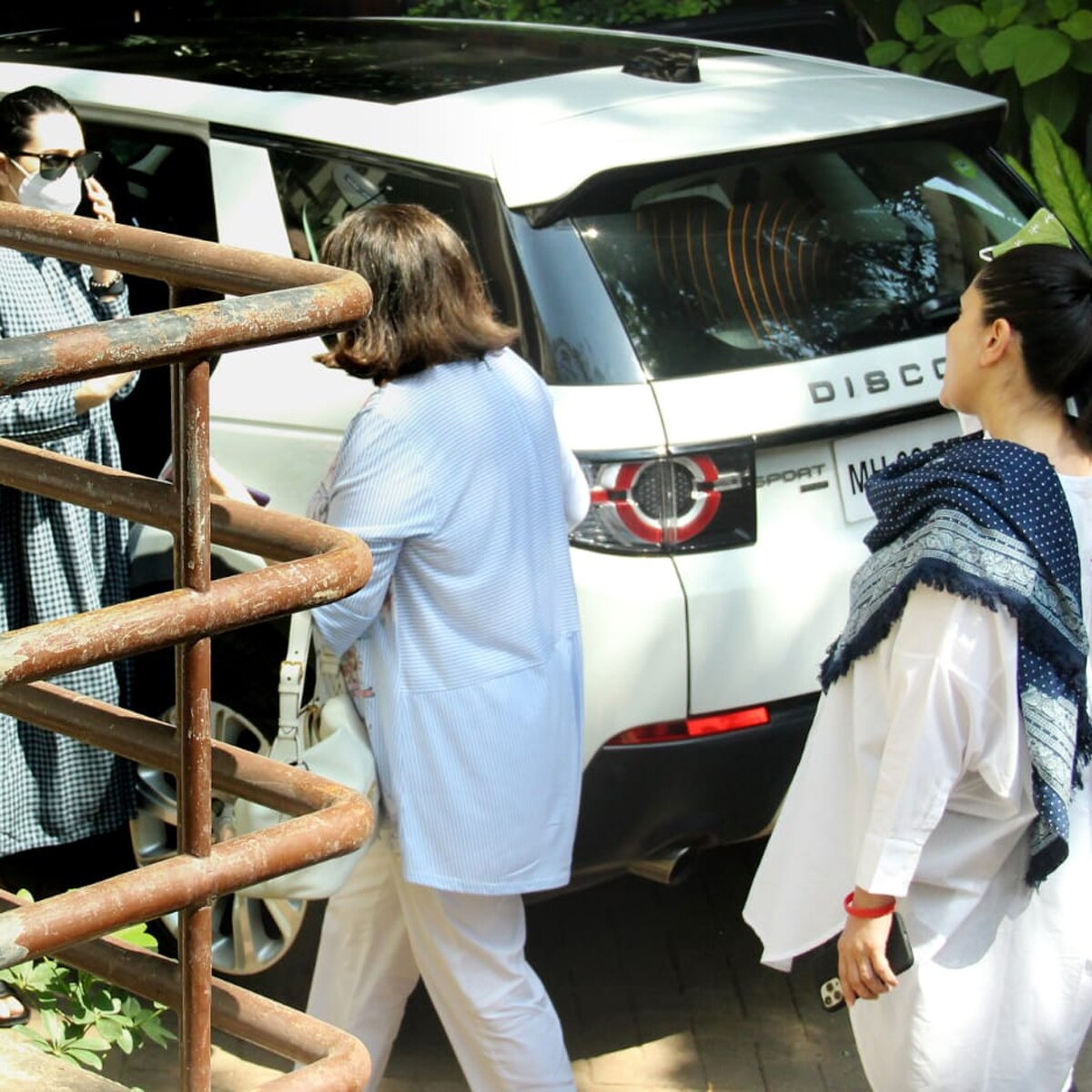 दुख की घड़ी में एक साथ कपूर परिवार